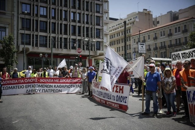 Συμβασιούχοι πέταξαν αυγά και γιαούρτια στον Σκουρλέτη